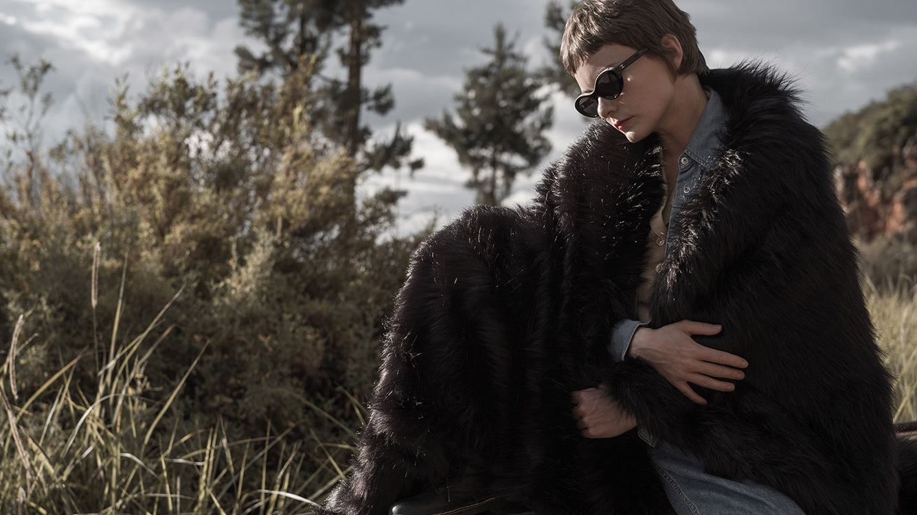 The black faux fur blanket is great for both decoration and keeping warm. It's easy to wash and extremely soft.