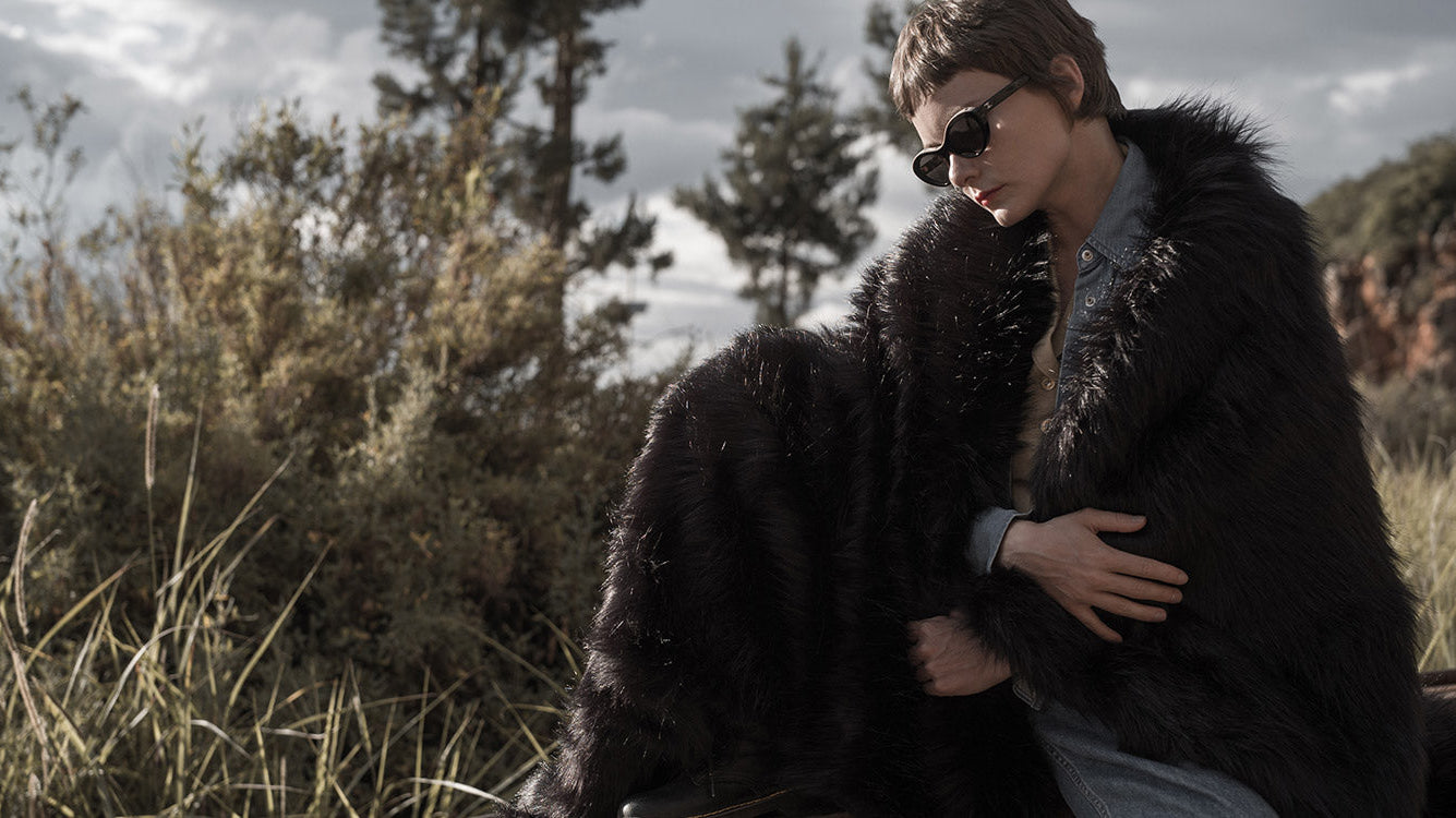 The black faux fur blanket is great for both decoration and keeping warm. It's easy to wash and extremely soft.