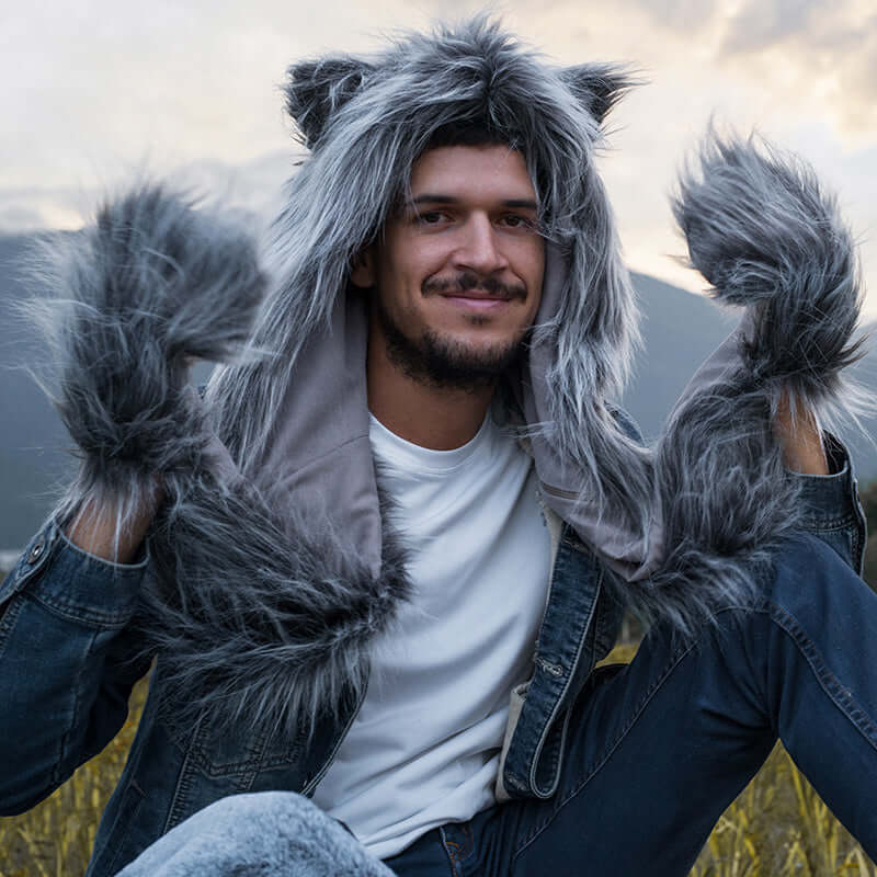 A fluffy and warm grey faux fur hood, which is multi-functional and easy to wash. Suitable for keeping warm.