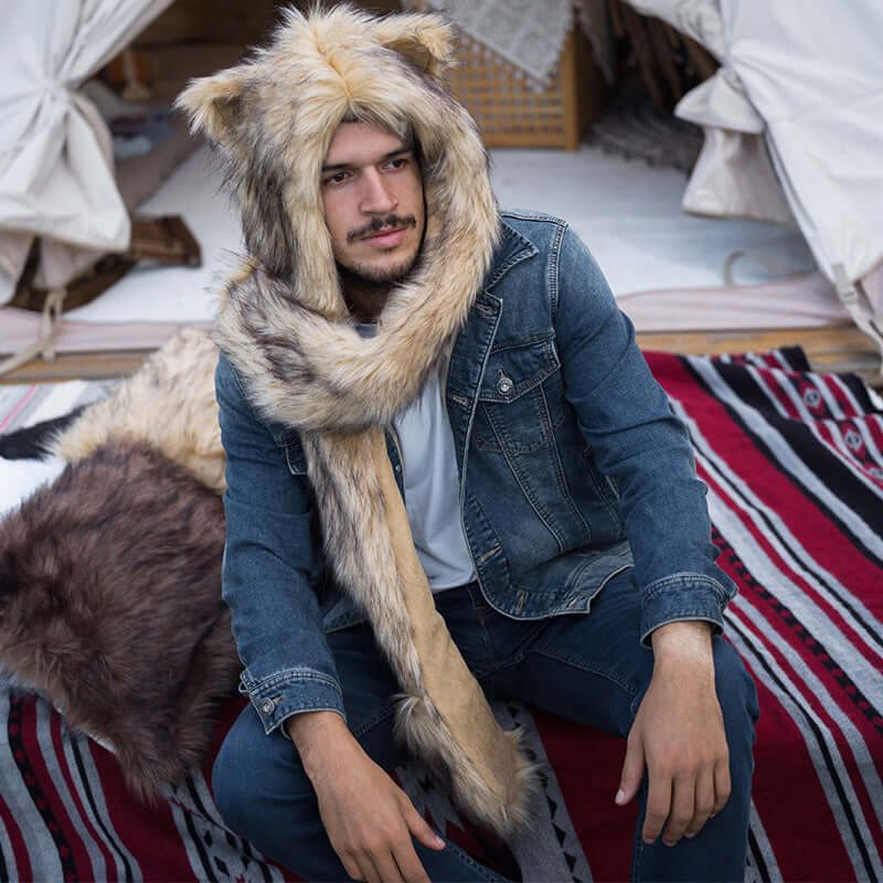 The model wearing an extremely soft golden faux fur hood, easy to wash. Suitable for keeping warm and decorating.