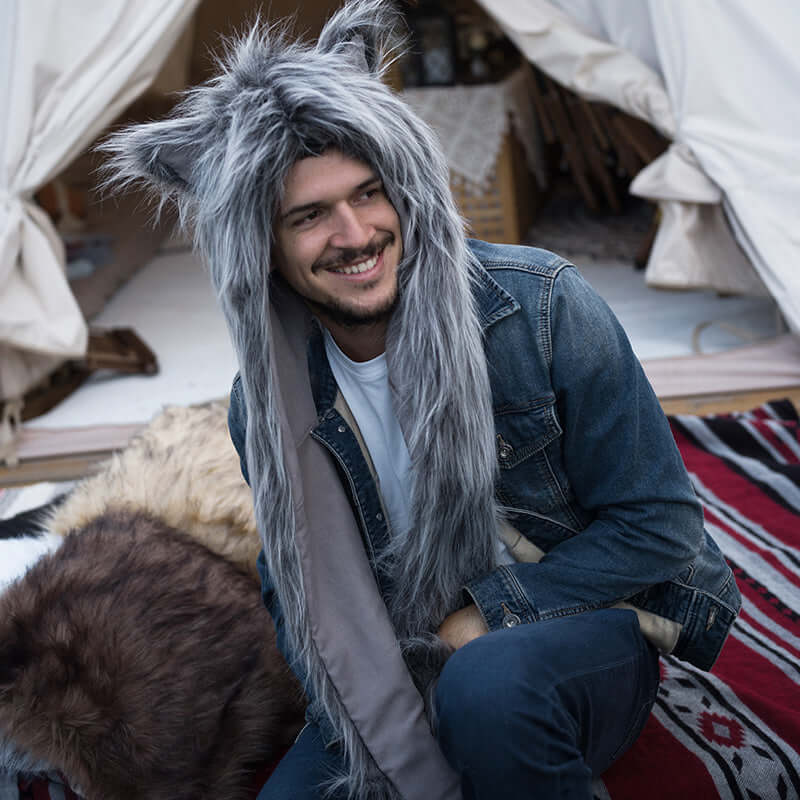 The best faux fur hood with luxurious grey material is suitable for keeping warm. It's easy to wash and extremely soft.