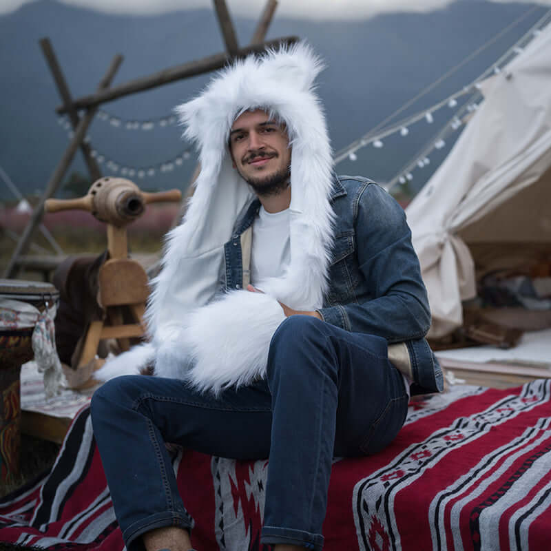 The best faux fur hood with luxurious white material is suitable for keeping warm. It's easy to wash and extremely soft.