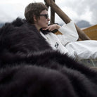 The best Faux Fur Blanket with luxurious black material and velvet lining is suitable for both decoration and keeping warm.
