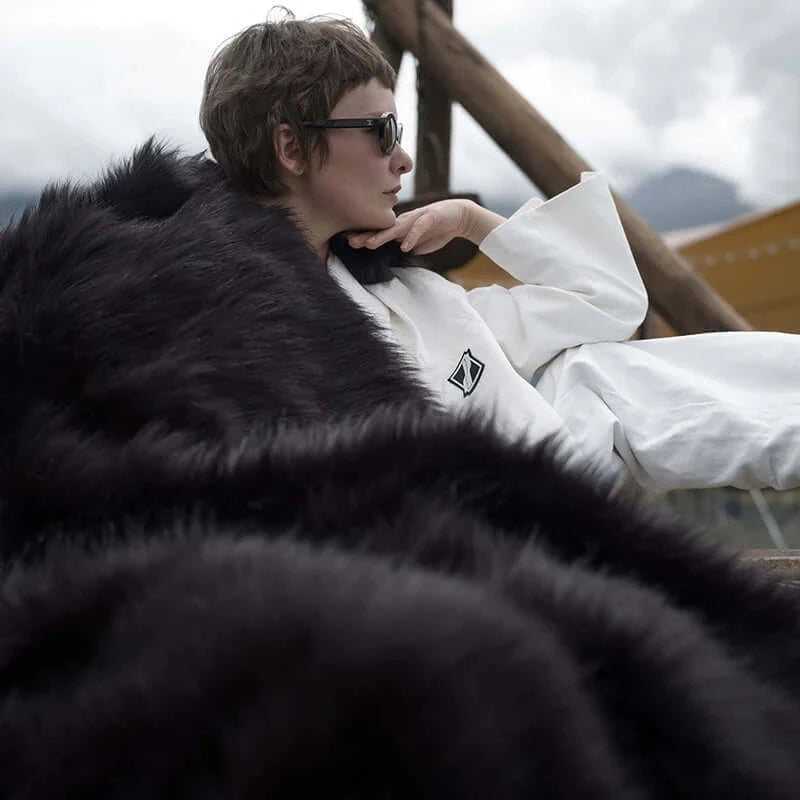 The best Faux Fur Blanket with luxurious black material and velvet lining is suitable for both decoration and keeping warm.