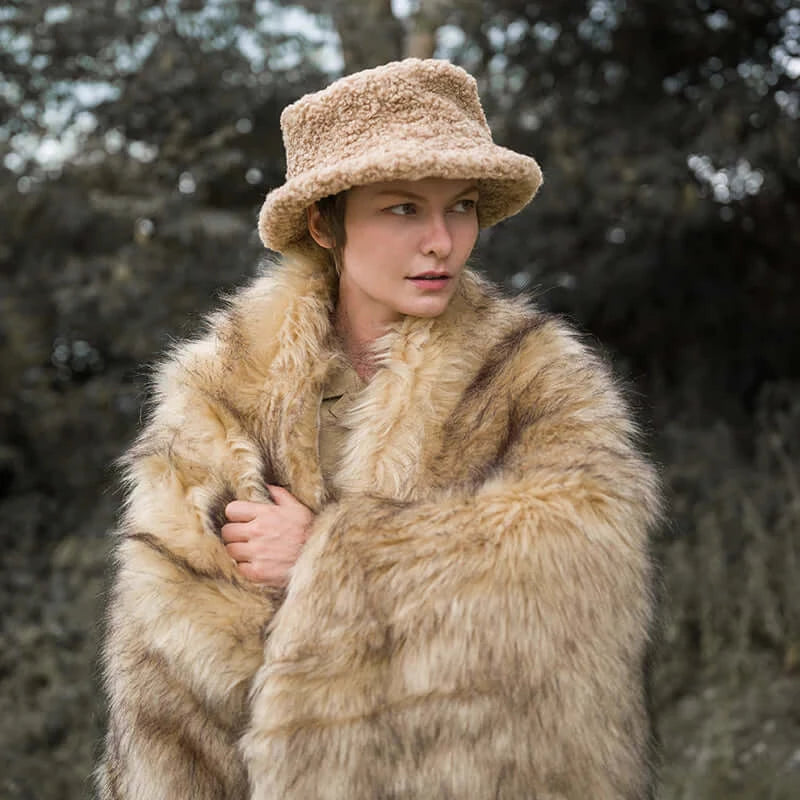 The king size long pile golden faux fur blanket has unbelievable soft velvet lining and 100% cruelty-free luxurious fur.