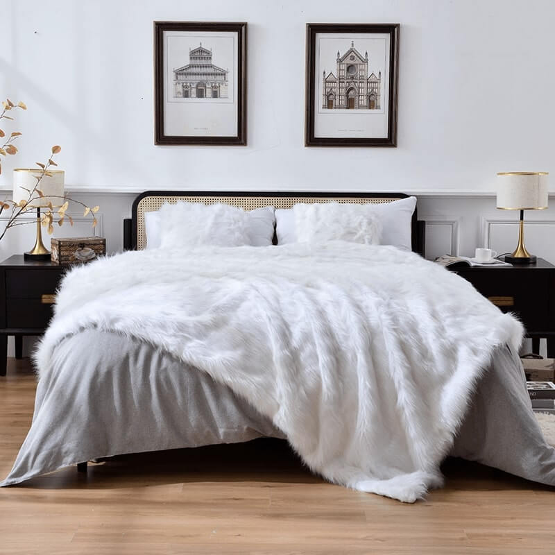 A fluffy and warm white faux fur blanket, which is multi-functional and easy to wash. Suitable for keeping warm and decorating rooms.