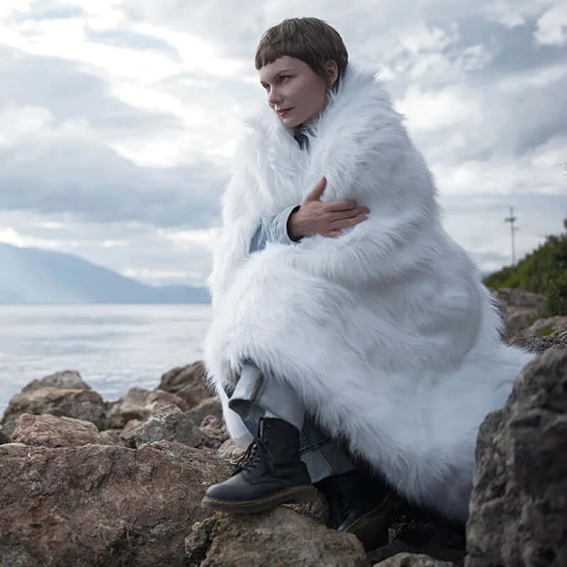 The best faux fur blanket with luxurious white material and velvet lining is suitable for both decoration and keeping warm.
