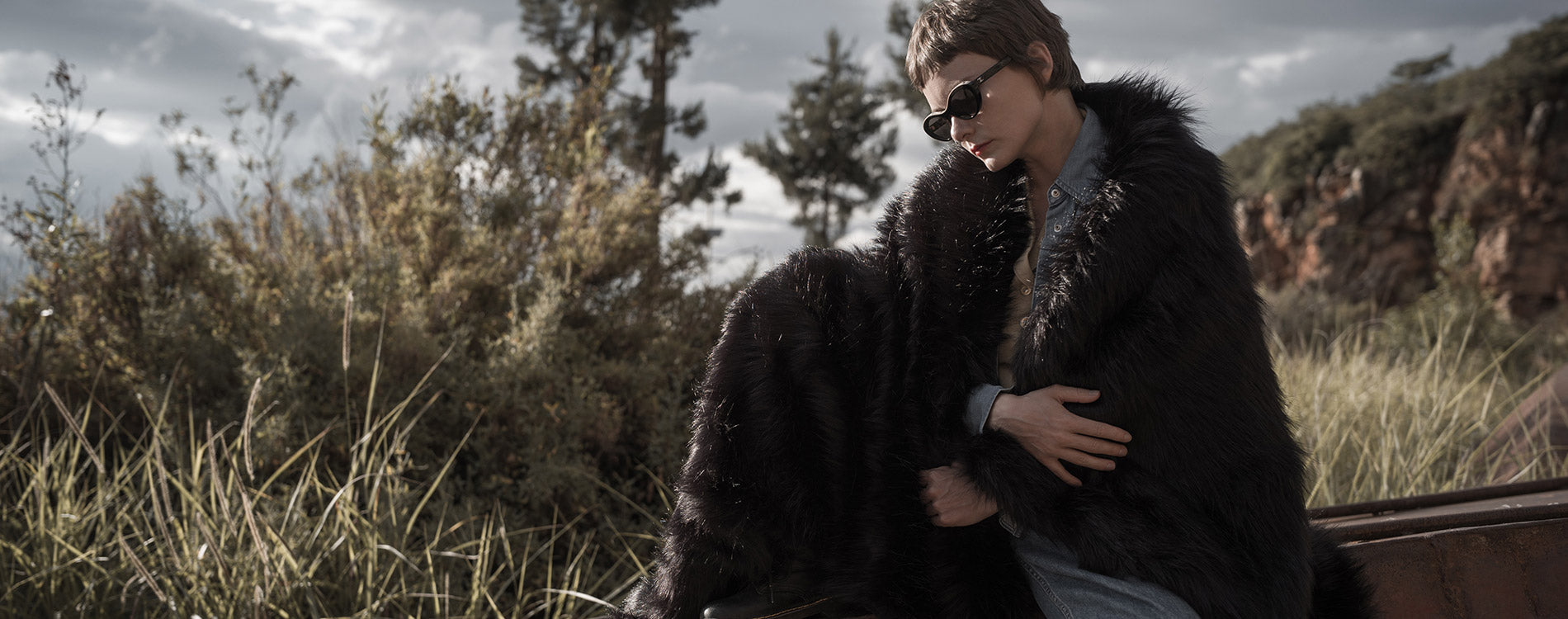 The black faux fur blanket is great for both decoration and keeping warm. It's easy to wash and extremely soft.