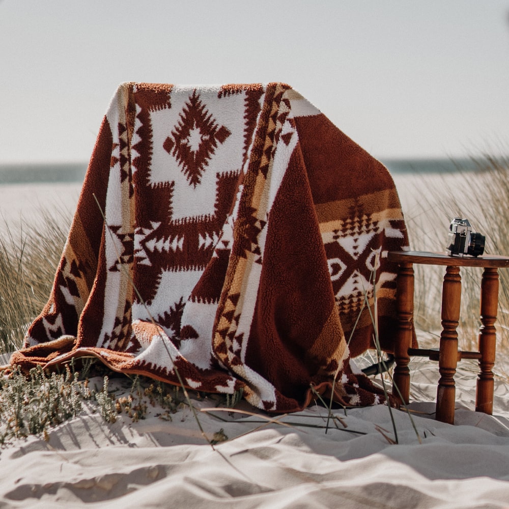 Cozy Outdoor Throw Blankets for Cool Evenings