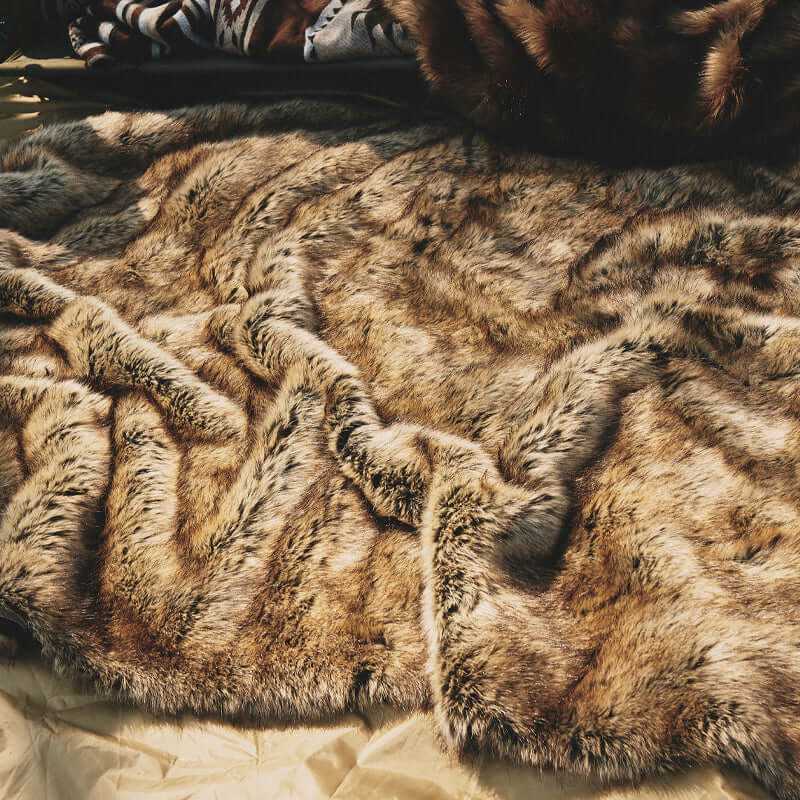 This brown faux fur rug with Anifurry’s singnature tip-dyeing technique, it creates a wild and vibrant color with a non-slip reverse side.