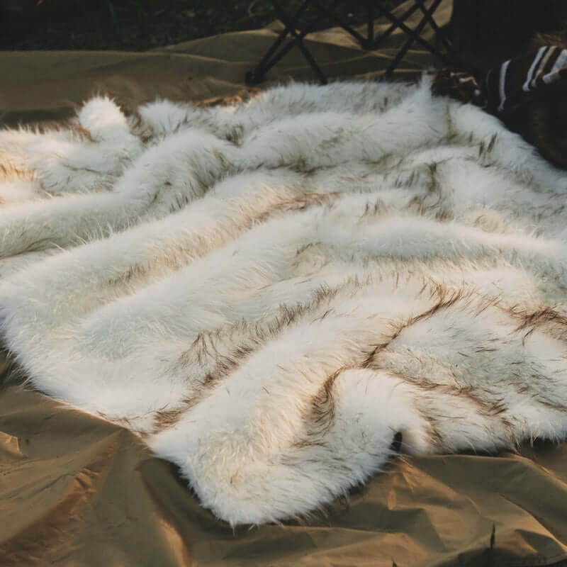 The glossy white rug with luxurious faux fur has one fluffy side and one non-slip reverse side.