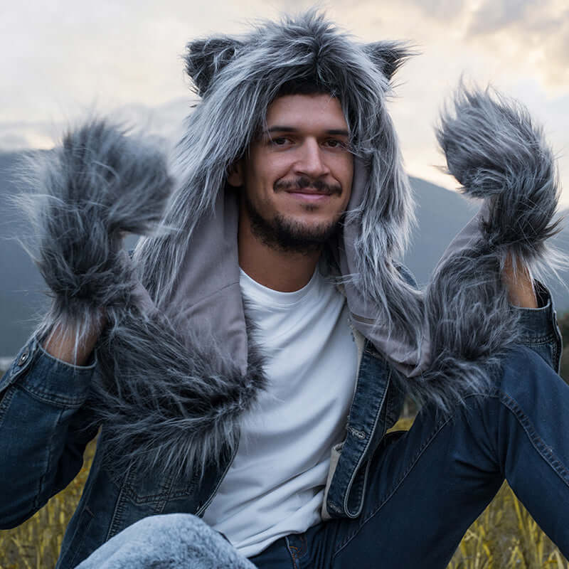 A fluffy and warm grey faux fur hood, which is multi-functional and easy to wash. Suitable for keeping warm.