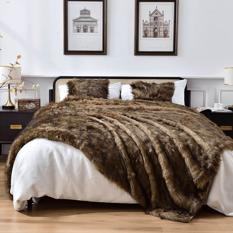 A fluffy and warm brown faux fur blanket, which is multi-functional and easy to wash. Suitable for keeping warm and decorating rooms.